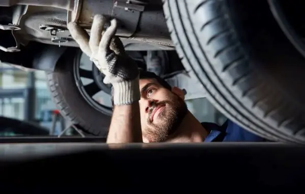 Die Grafik steht für die Endrohrmessung als Teil der Abgasuntersuchung in einer Werkstatt.