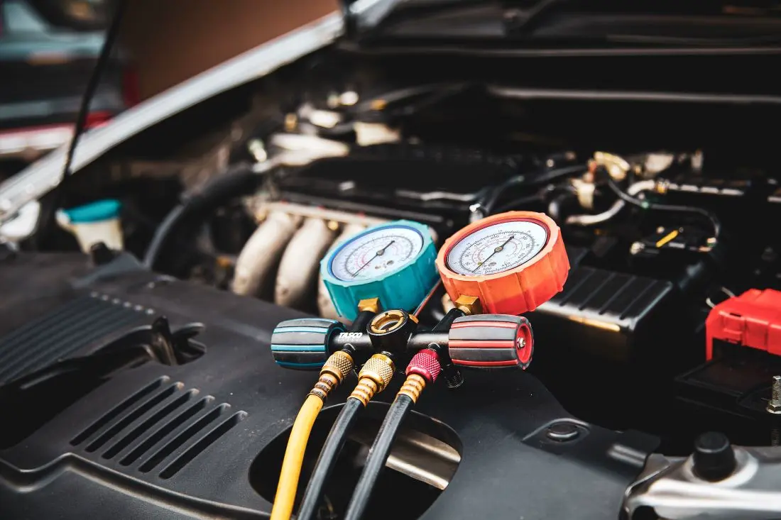 Kältemittel wird nachgefüllt in der Klimaanlage im Auto