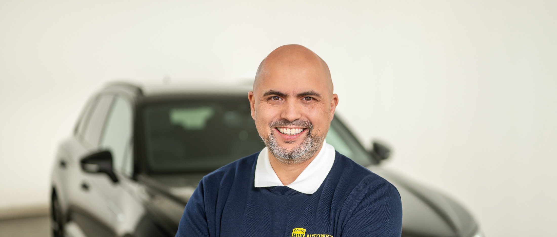 Das Foto zeigt Fouad Sbai, welcher Verkaufsberater im CarOutlet der HUK-Autowelt ist.