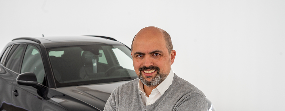 Das Foto zeigt Fouad Sbai, welcher Verkaufsberater im CarOutlet der HUK-Autowelt ist.