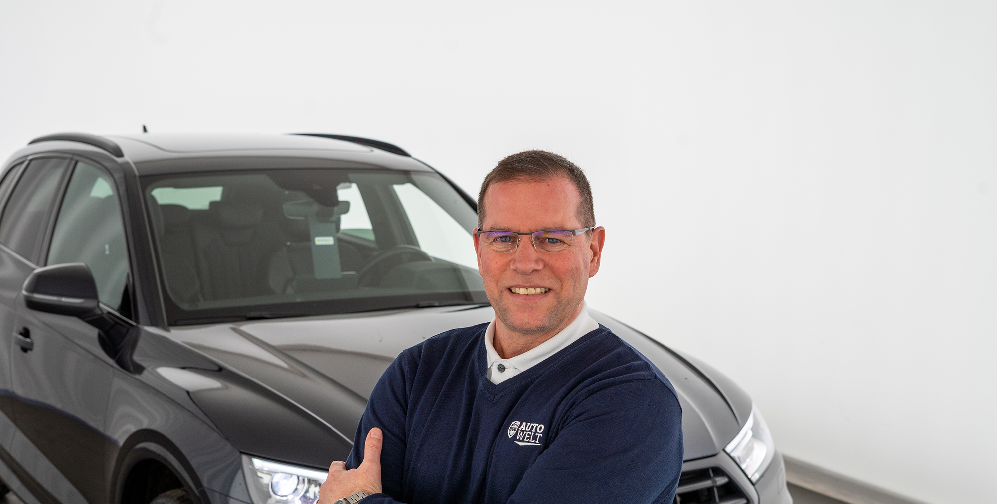 Das Foto zeigt Fouad Sbai, welcher Verkaufsberater im CarOutlet der HUK-Autowelt ist.