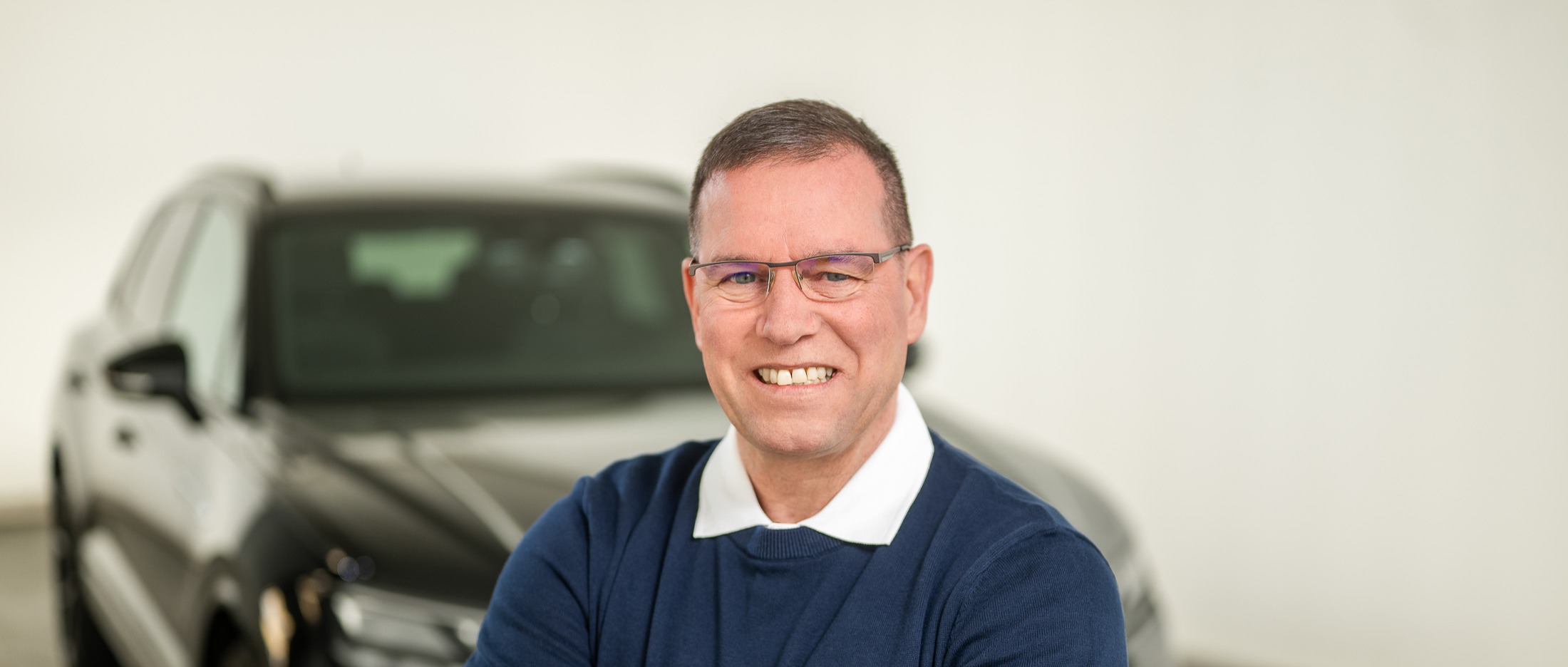 Das Foto zeigt Fouad Sbai, welcher Verkaufsberater im CarOutlet der HUK-Autowelt ist.