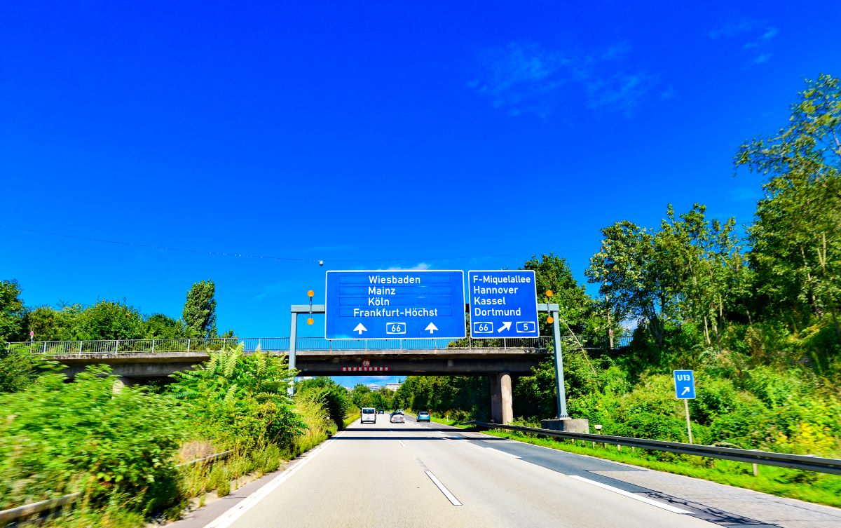 Sicher auf den Straßen um Wiesbaden unterwegs, dank professioneller Werkstätten Eine Autobahn mit einem Auto, das vor Wiesbaden abfährt, um eine Werkstatt zu suchen.