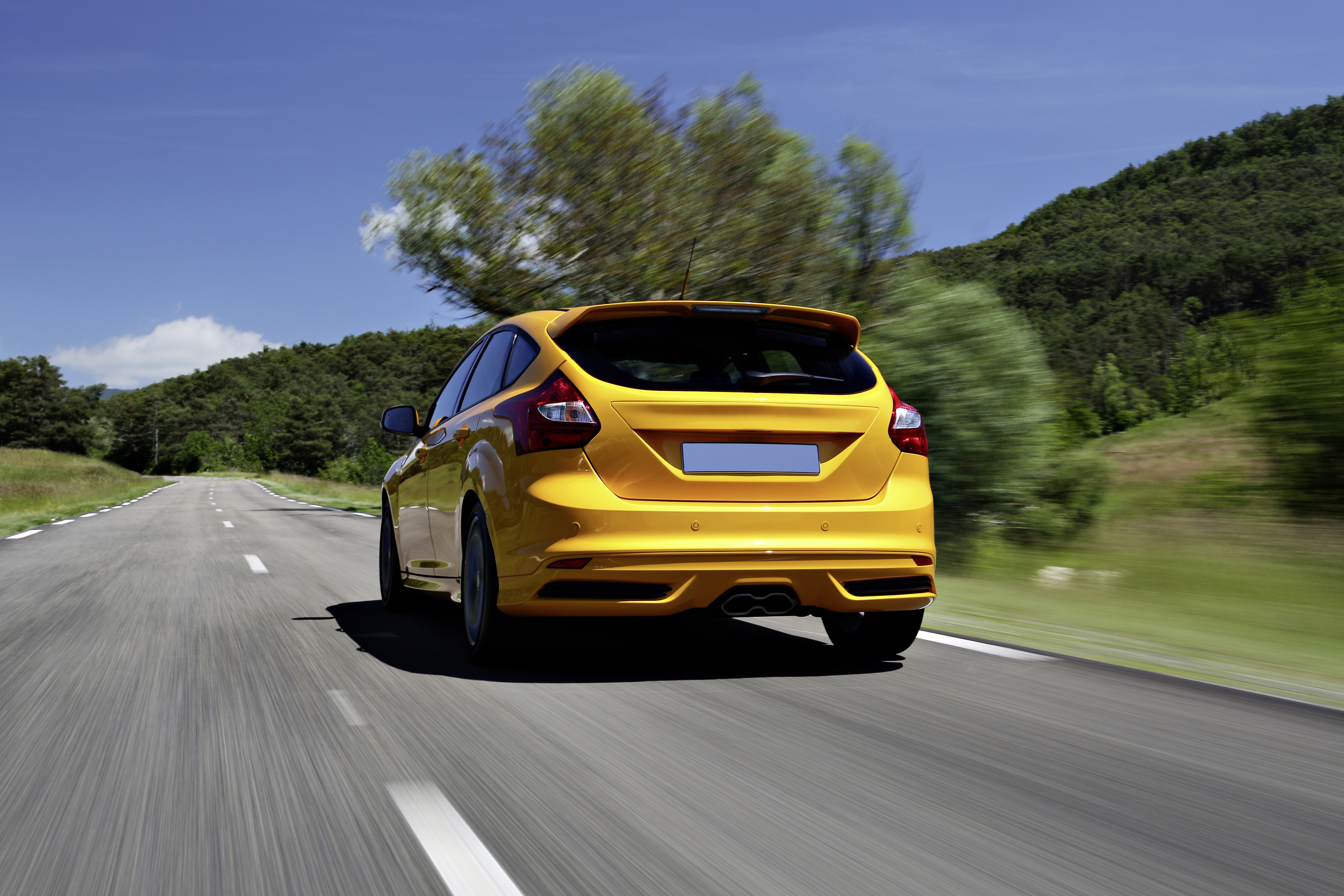 Auto und Kennzeichen mit dem Fokus auf das Thema Auto mit Kennzeichen verkaufen.