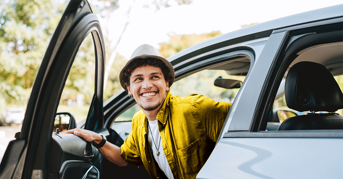 Eine Käuferin genießt die Vorzüge ihres neuen Wagens, den sie beim Verkaufen ihres alten Autos gleich dazu beauftragt hat.