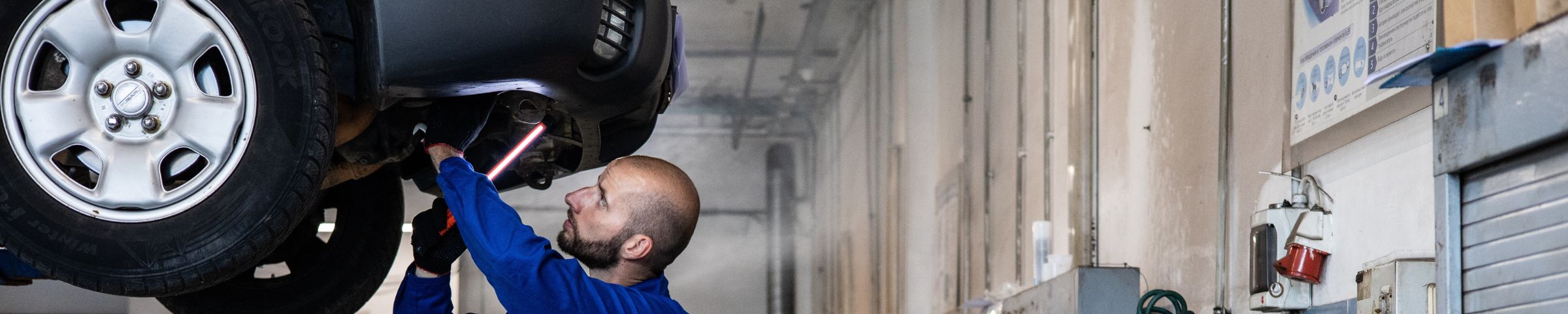 Kfz-Werkstatt in der Nähe führt eine Inspektion durch