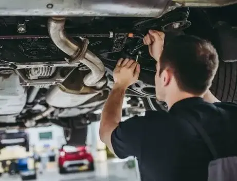 Die Grafik steht für die Endrohrmessung als Teil der Abgasuntersuchung in einer Werkstatt.