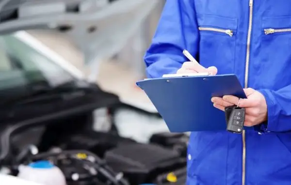 Im letzten Schritt der Abgasuntersuchung vergleicht ein Profi die Messung mit den Grenzwerten.