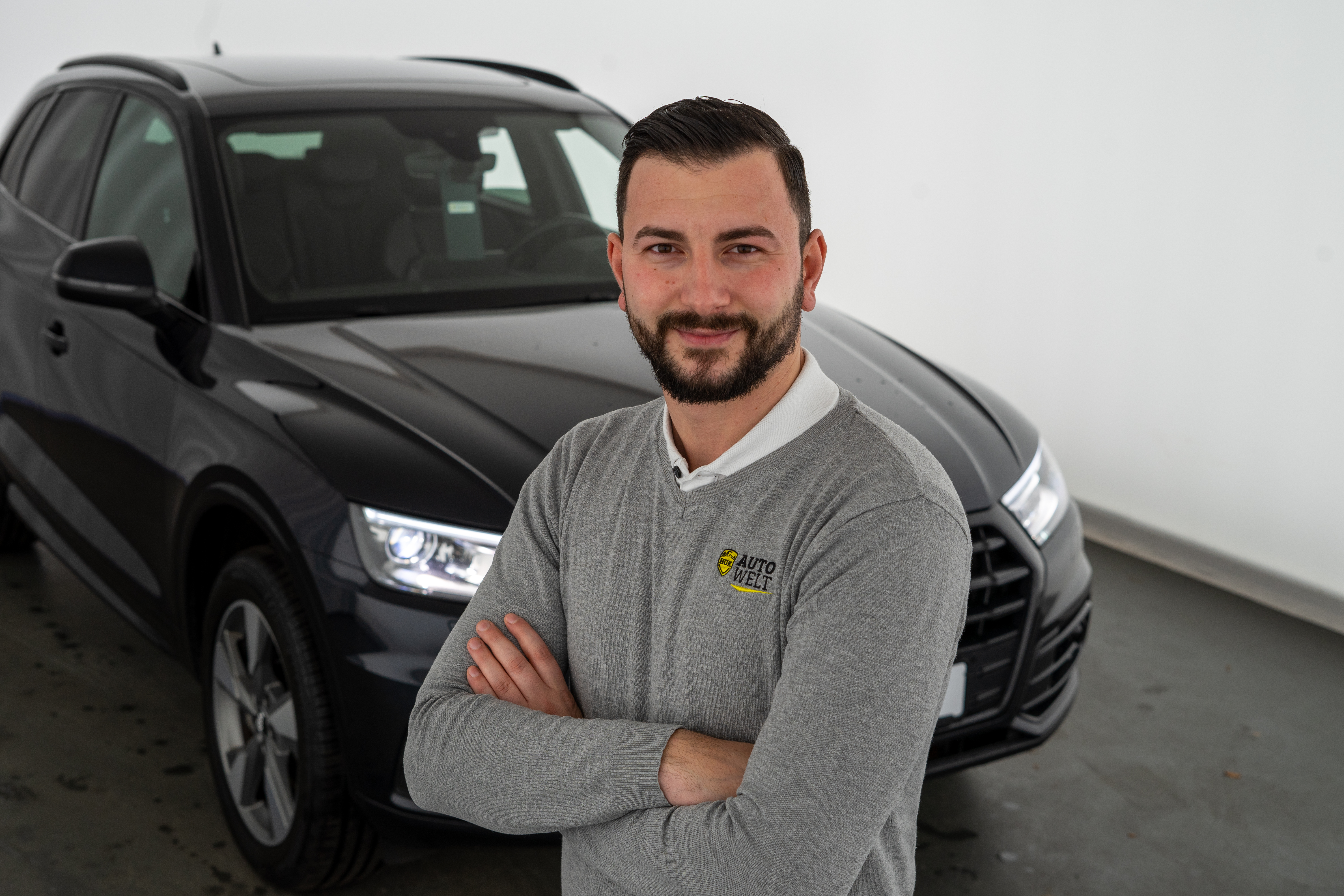 Das Foto zeigt Rajmond Maloki, welcher Verkaufsleiter im CarOutlet der HUK-Autowelt ist.
