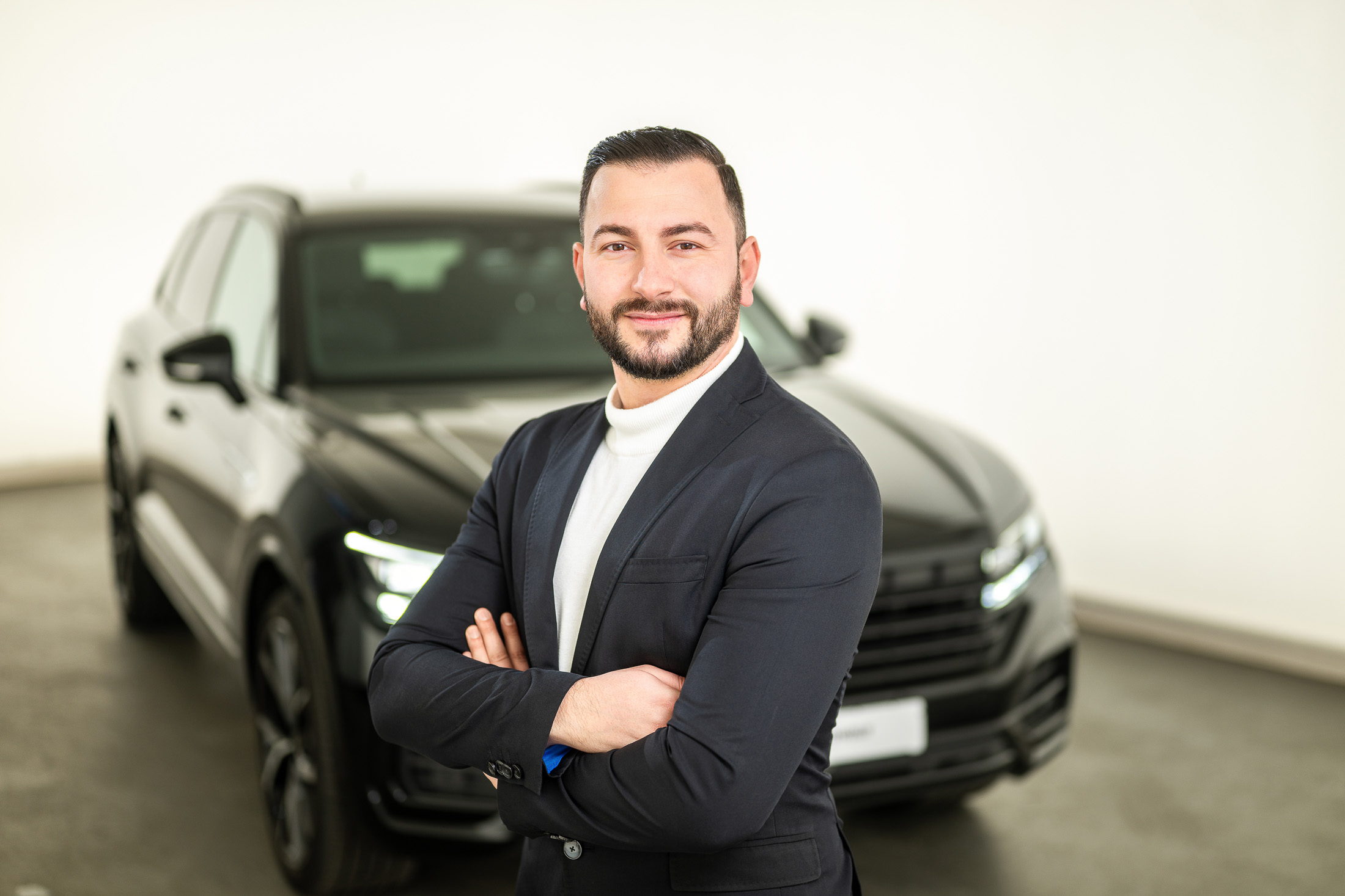 Das Foto zeigt Rajmond Maloki, welcher Verkaufsleiter im CarOutlet der HUK-Autowelt ist.