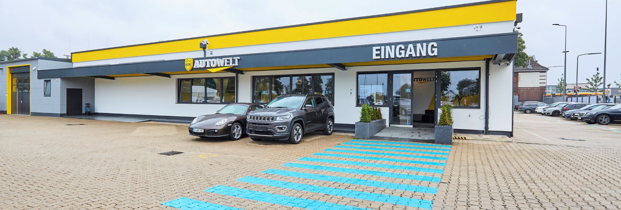 Das Foto zeigt das CarOutlet der HUK-Autowelt GmbH von außen.